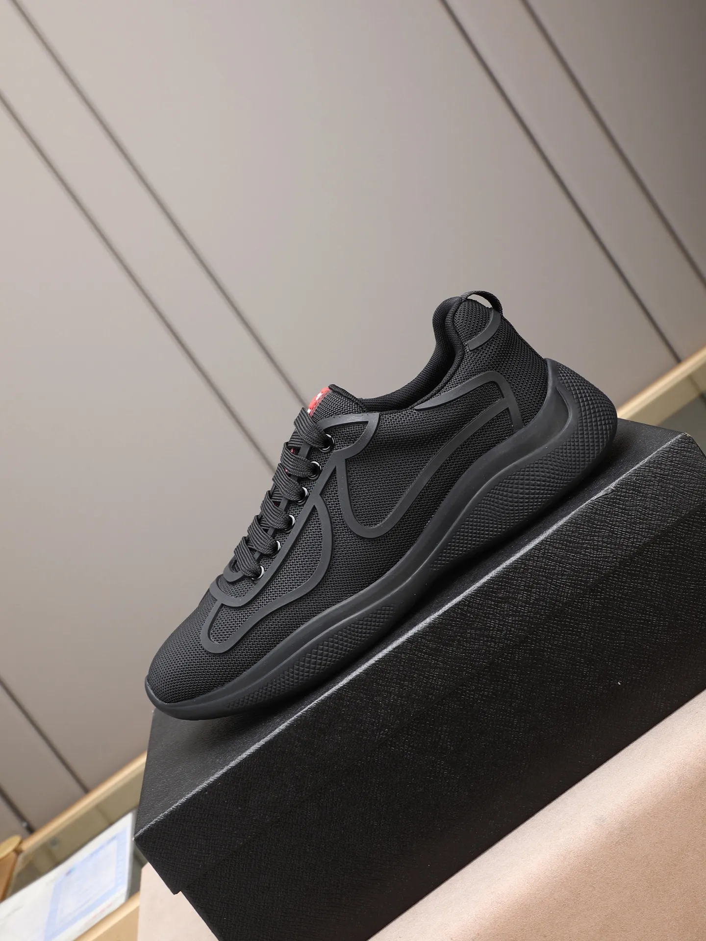 Men's shoes 💰400 PRADA/Prada men's lace-up casual sports shoes, the upper is made of imported rubber and breathable mesh. It is soft, comfortable and breathable. The tongue is decorated with the PRADA brand letter logo. The thick rubber sole echoes the red label tongue. The style is fashionable and elegant. The details are carefully crafted. A casual sports shoe with a super western style and excellent breathability!  Size: 38-44 (45 46 customized)